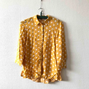  - Här har du en skjorta/blus du blir ensam om! Vacker & fångar många blickar, tunn & sval | • Orsay • Storlek 34, passar även 36 • 100% viskos • Använd en gång, som ny! Superfint skick • + Frakt 59kr 