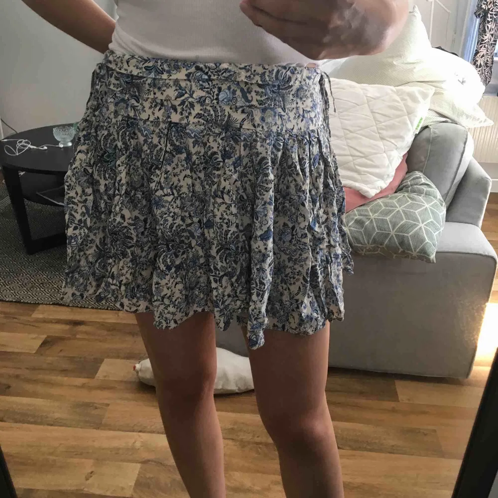 Blåmönstrad kjol från H&M, förra säsongen. Endast använd en gång. . Kjolar.