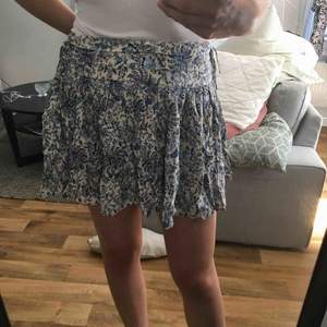 Blåmönstrad kjol från H&M, förra säsongen. Endast använd en gång. 