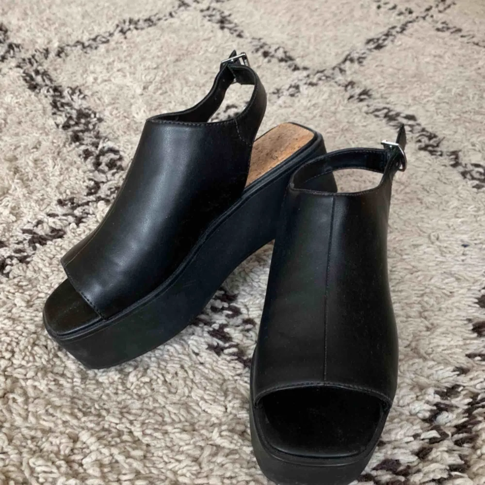 Vagabond sandaler, storlek 36, använda en gång förra sommaren. Säljer pga används för lite. Kan mötas upp i Göteborg annars står köparen för frakt 🥰. Skor.