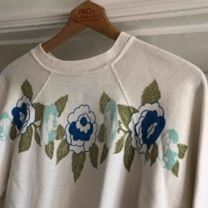  - Vintagetröja med trevligt tryck. Väl använd, ett par mindre prickar som kanske går bort med lite kämpande. Made in USA. Sitter som small liten medium