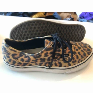  - Vans med leopardmönster, använt skick, storlek 36,5 (innermått 23cm), 300kr inklusive frakt! 
