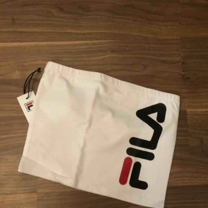  - Fila tubtopp/bandeau topp Storlek M men passar en S  Aldrig använd då den var i fel storlek