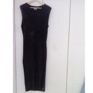 Klänning från weekday med slits  - Klänning från weekday med slits 