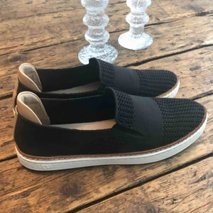  - Ugg slippers stl:38, (men mer som en 37:a) Mycket sparsamt använda då dom blev förstora. 