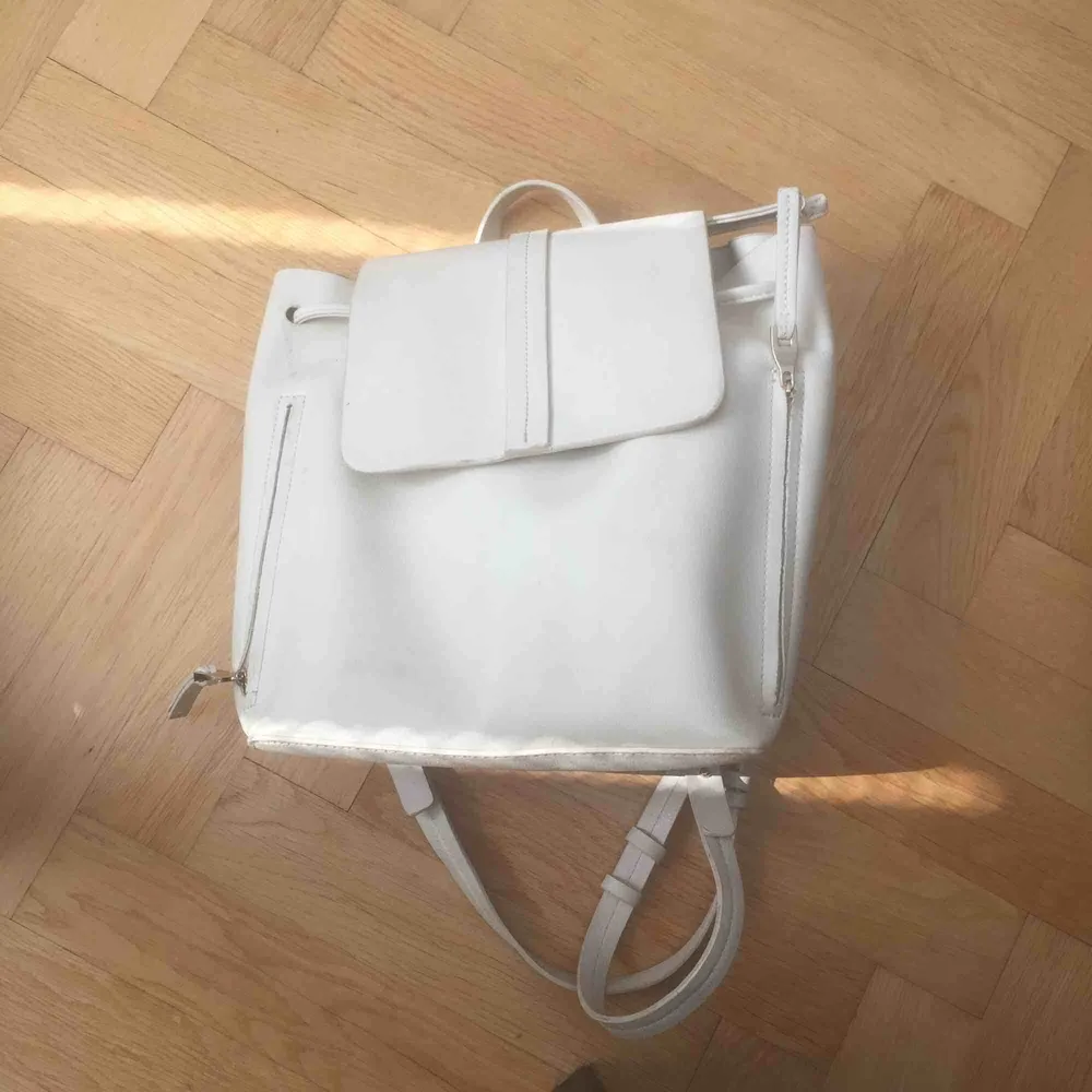 Jättesnygg ryggsäck i vitt fejk-läder, köpt här på Plick men kommer ej till användning då min dator inte fick plats (13 tum). . Väskor.