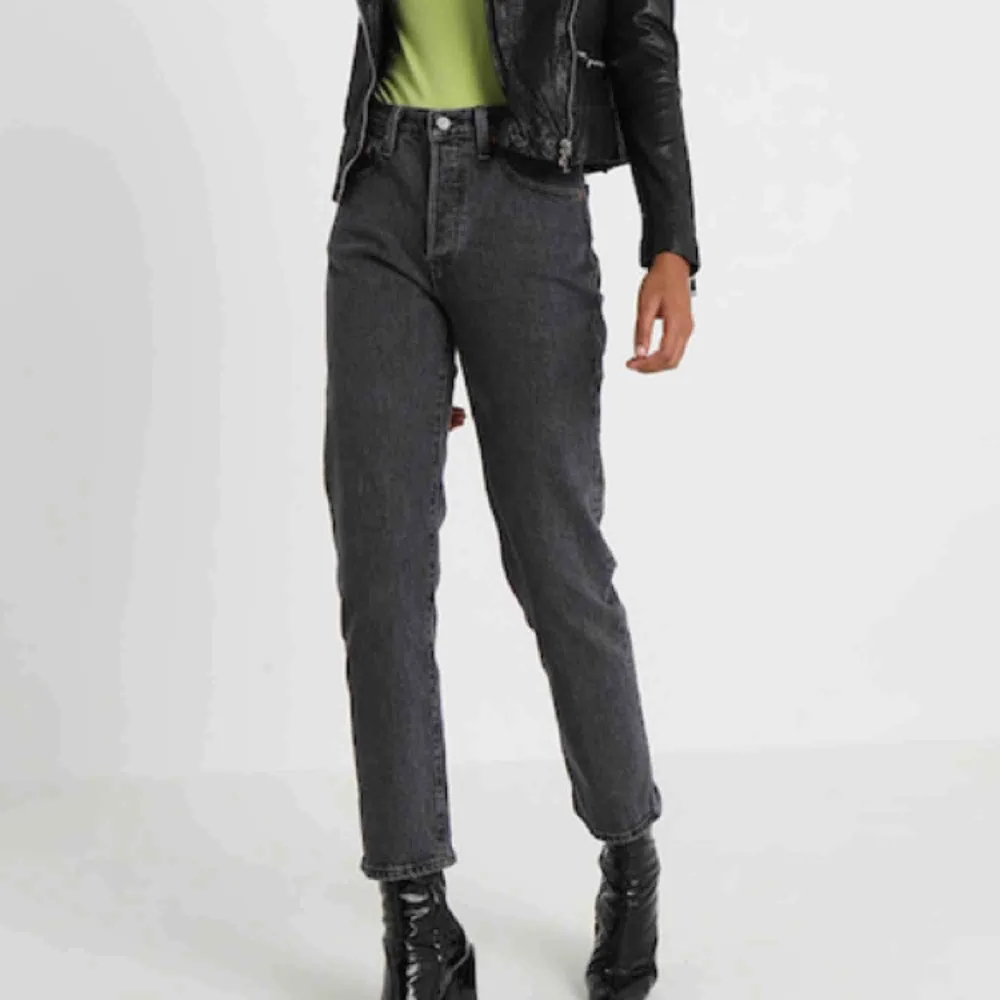 Svarta Levis jeans i modell 501. Storlek 34/32 vilket är typ M/L och i bra skick. Inte mina bilder men om du vill se mina så är det bara att fråga om bild. Jag tar swish eller möts upp i gbg❤️. Jeans & Byxor.