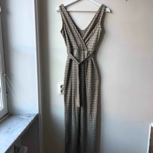  - Rutig byxdress, prislapp kvar! 