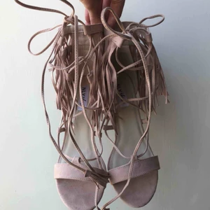  - Superfina klackar från NELLY☺️ Aldrig Använda. Köptes för 400kr. Fina till student eller andra härliga tillfällen✨👠