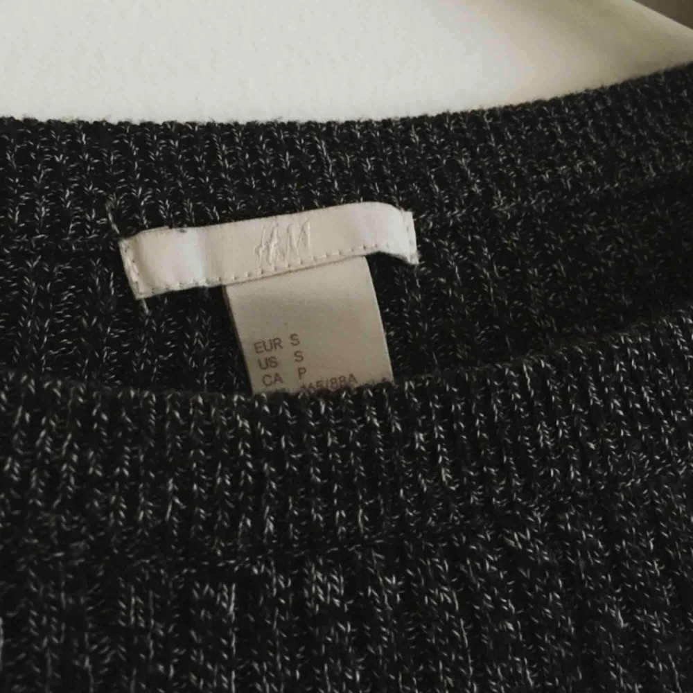 Supermysig tröja från H&M i nyskick✨Köparen står för frakt eller mötas upp i Karlstad 💕. Tröjor & Koftor.