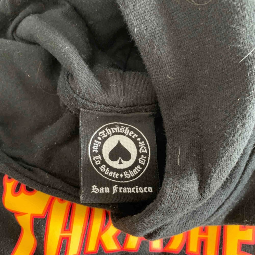 Snygg trasher hoodie i fint skick! Den är i storlek M men jag skulle säga att den är mer S/XS då den är väldigt liten i storleken.. Huvtröjor & Träningströjor.