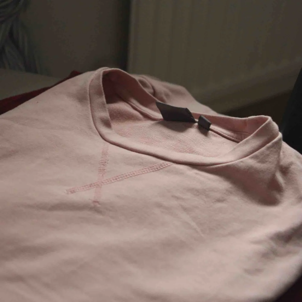 Rosa longline tröja från Asos. Fint skick. Använt bara ett par gånger. Tröjor & Koftor.