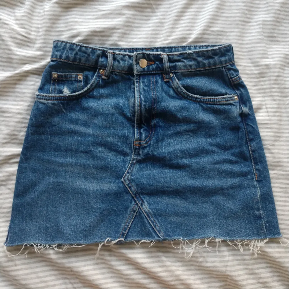 Superfin jeans kjol från zara. Möter i Stockholm eller så står du för frakt. . Kjolar.