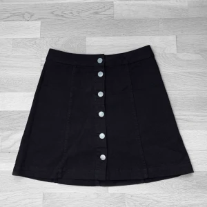  - Superfin oanvänd kjol i stretchigt jeansmaterial med knappar från H&M✨