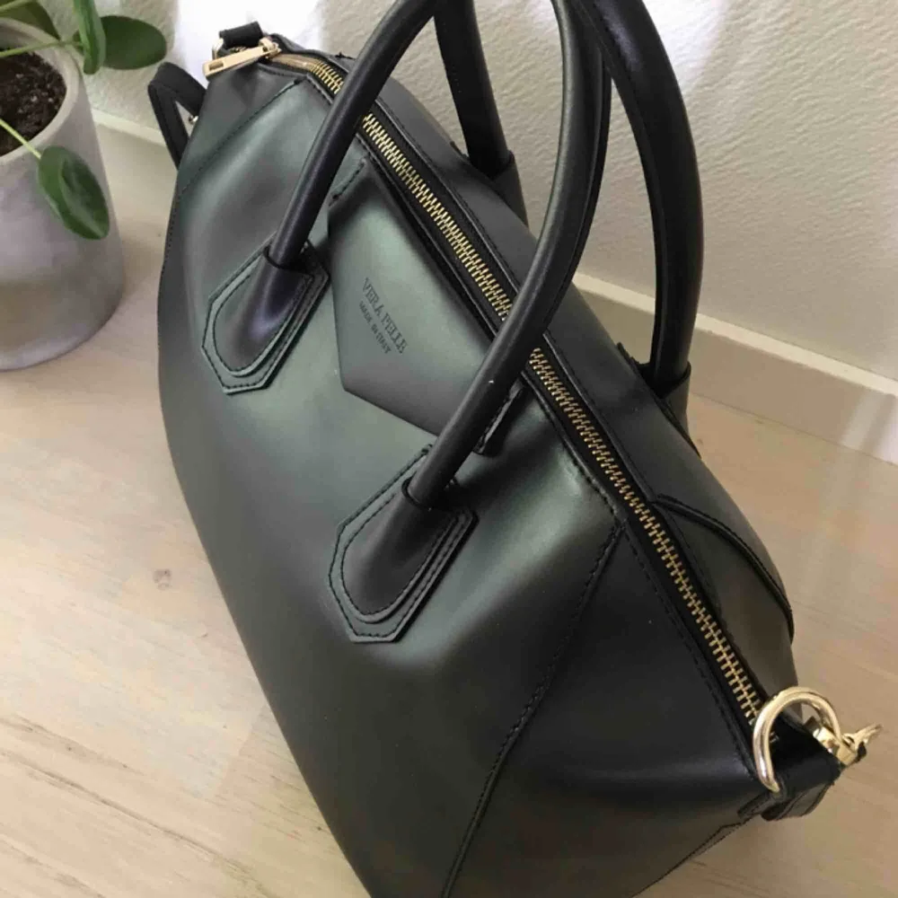 Snyggaste väskan från Chiquelle! Nypris 1499:- modellen heter ”luxury leather bag”, vilket är en kopia av Givenchys antigona. Innerdragkedjan är trasig annars i superskick! Det står i väskan att den är äkta läder men tror inte att den är det. Frakt 59:-. Accessoarer.