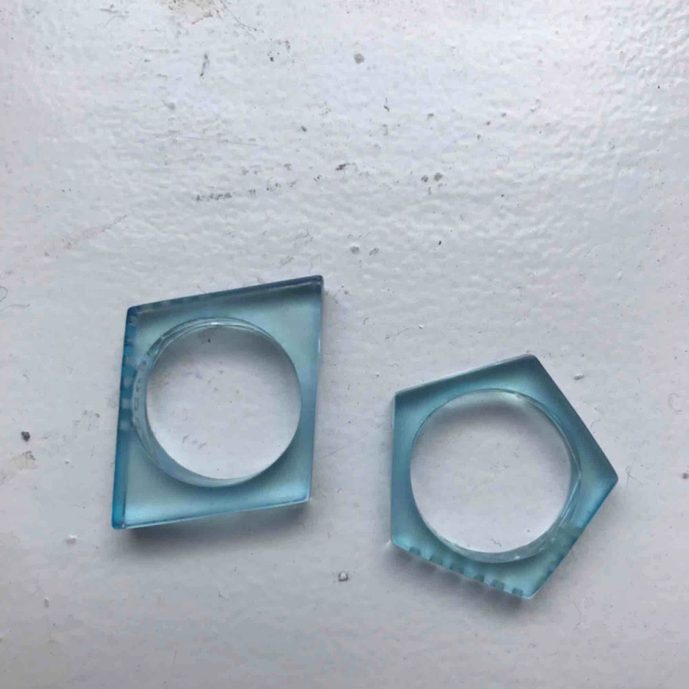 Ringar i blå genomskinlig plast från Marc Jacobs. Accessoarer.