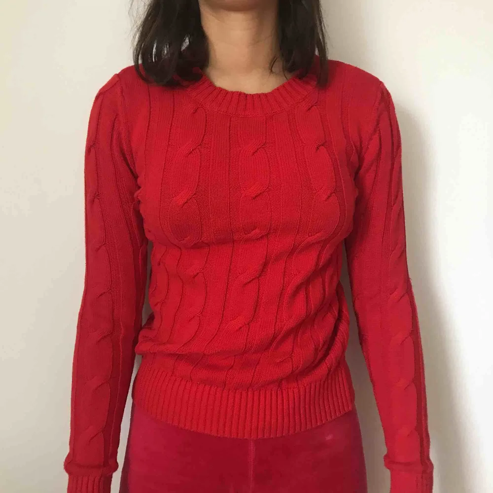 En röd stickad tröja från Gina Tricot. Kostar 100kr inklusive frakt.. Stickat.