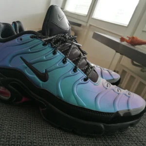  - Nya Nike använda ett fåtal ggr under en månad. Nypris 1299:- köpta på foot locker. Skorna skiftar mellan lila/blå