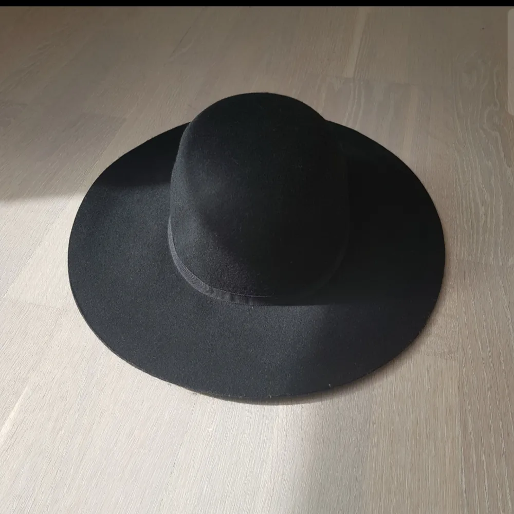 Hat from Monki, good condition. Brim is 9cm, and it is not 