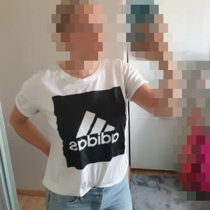  - Snygg adidas t-shirt! Storlek M men passar även L om man vill ha tightare passform!