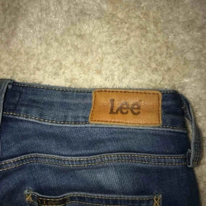  - Världens skönaste lee jeans har och säljer 2 stycken en med slitningar och ett par utan. 