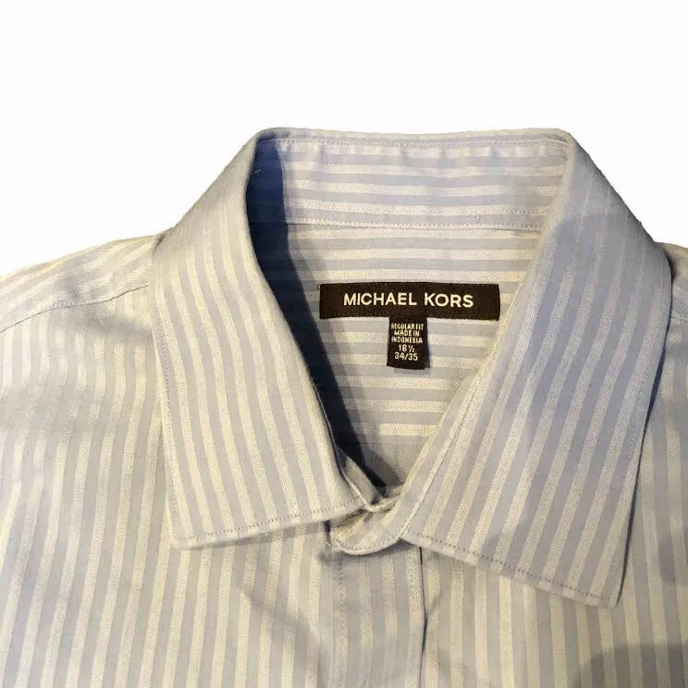 Säljer denna riktigt snygga skjorta från Michael Kors. Skjortan är endast använd cirka 3 gånger . Skjortor.