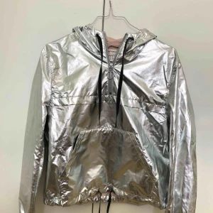  - Måste tyvärr sälja den fetaste jackan jag har ägt pga att den är för liten.. amorak i bra skick, köparen står för frakten🥰