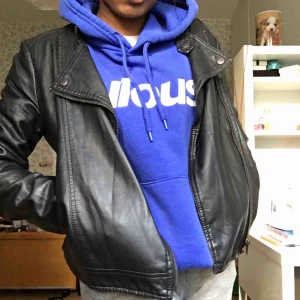  - Skitfin skinnjacka ifrån BikBok i storlek s men passar även XS. Har aldrig använt den och ser helt ny ut. Dessutom  har den stora fickor😏 fraktkostnad står köparen men vid snabb affär kan vi dela på frakten