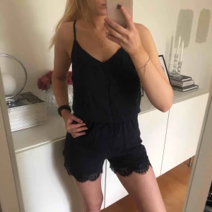  - **Frakt ingår ej i priset** Märke: Vero Moda  Kategori: Playsuit  Storlek: Small Färg: Mörkblå