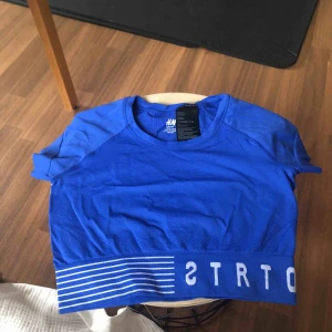  - Blå sport crop top. Frakt ingår ej, kolla in mina andra plagg!
