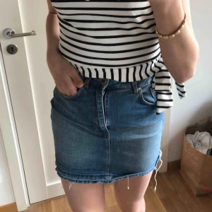  - Så snygg jeanskjol från Zara i jättebra skick. Lite för kort för mig.