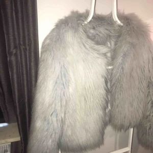  - Säljer min päls jacka i storlek M, men passar lika bra för en som bär storlek S (som jag gör annars)  Frakt på 150 ifall man inte kan mötas upp i Linköping 