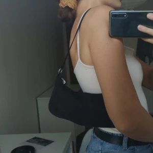  - Superfin svart liten handväska! 