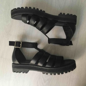  - Helt nya, endast testade sandaler med traktorsula.  Kan skickas mot fraktkostnad eller möts vid Fridhemsplan.