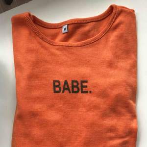 Orange Babe body, köpt på Wish . Står stl M men passar xs. Kan nötas upp i Borås eller Ulricehamn , även posta. 