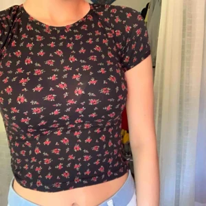  - Supersöt mesh tisha som är vintage H&M. Superskönt material och aldrig använd!😍 tunn o luftig, perfekt till sommaren!!! Frakt ca 18 kr men kan även mötas upp i centrala Uppsala kram🤙🏻💓