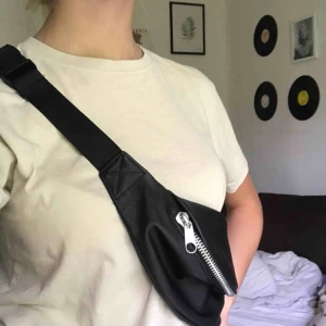 - Axelremsväska/ magväska. Supersnygg väska! Den är gjord av någon slags läder/skinn material , såklart inte äkta! Har en liten ficka inuti själva väskan och axelremmen kan du justera och ändra👍🏻 frakt tillkommer om det behövs!