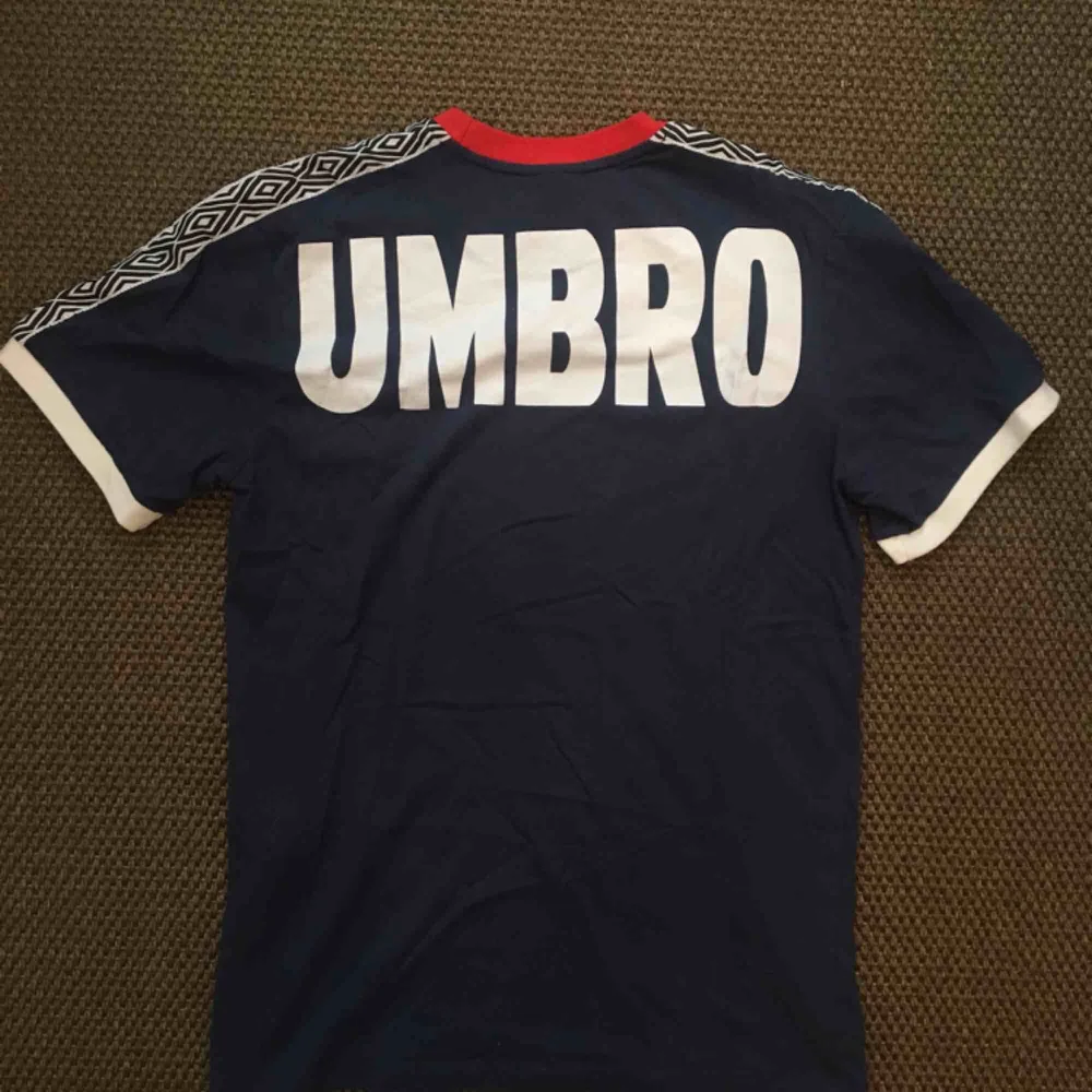 Tshirt från Umbro i storlek Small, köpt på Zalando. Nyskick. . T-shirts.