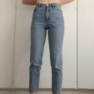  - Taiki Long jeans från Monki! Priset inkluderar frakt!!Storlek 28 i midjan (typ S) Säljer på grund av att de är för små, tyvärr, för de är verkligen så snygga!! Använda endast en gång så i princip i nyskick. För mer info se min profil eller skriv!
