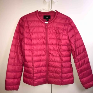  - Rosa tunn vårjacka, storlek S. Använd ett antal gånger, men fortfarande i bra skick. Köparen står för frakt, kan mötas upp i Lund/Malmö 