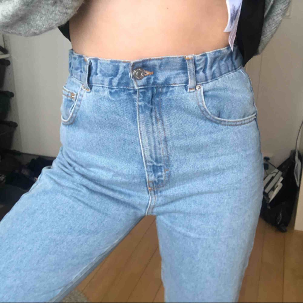 Mom jeans med lite rakare  lite pösigare ben, ser ut som typiska vintage jeans . Använda cirka 1-2 gånger så de är som nya nya💕  . Jeans & Byxor.