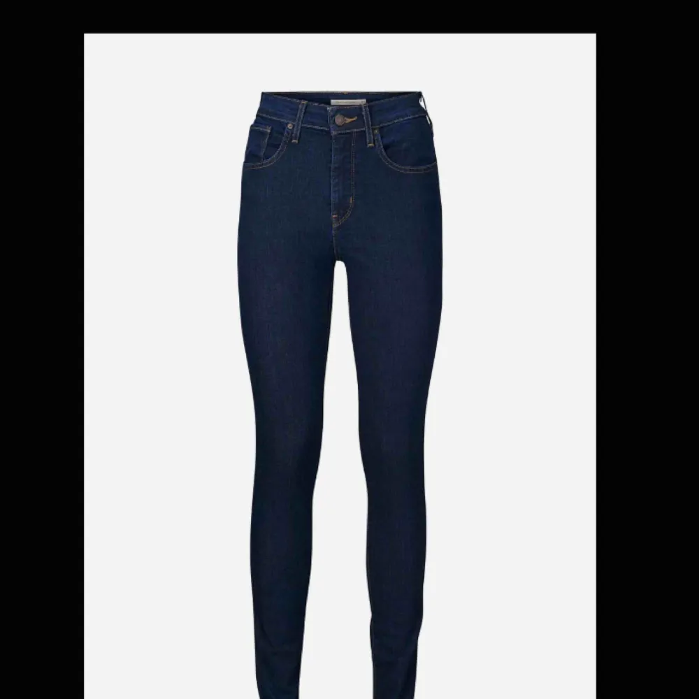 LEVIS Jeans i modellen 721 High Rise Skinny strl 26/28  Mycket sparsamt använda, väldigt bra skick! Frakt: 59kr. Jeans & Byxor.