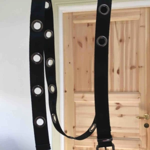  - Snyggt skärp med hål i! Har gjort ett extra hål själv i den men syns knappast. 