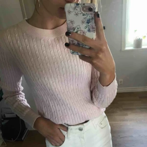  - rosa stickad tröja ifrån gina! storleken är M, men passar mig som har xs/s.  endast swish & frakt tillkommer!