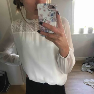  - vit blus ifrån cubus. är i storlek 164, men passar mig som har xs/s