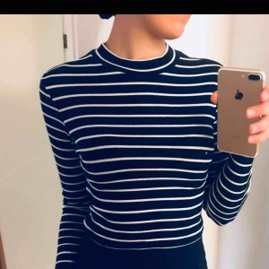  - Randig tröja från H&M🦓 Frakt 36 kr💌 Garderobsrensning. Så samfraktar gärna till ett bra pris om du hittar något mer du vill ha 💓 