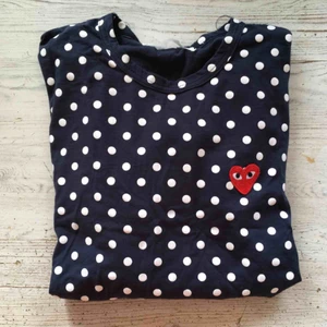  - Jättefin Come des garcons kopia i toppenskick, knappt använd och man kan inte se att det e en kopia🌸