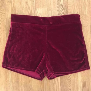 Satin shorts  - Jätte sköna vinröda sammets shorts❤️ frakt tillkommer