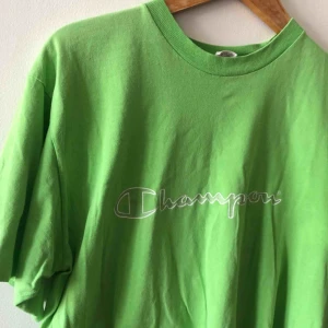  - Vintage Champion T-shirt i skön 80-tals grön färg. Mycket väl använd men trycket är i fint skick, gula fläckat. Kan hämtas i Uppsala eller skickas mot fraktkostnad 