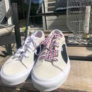  - Urban outfitters X vans kollektion, exklusiva för urban outfitters i USA. Säljer pga för stora, 2 skosnören ingår! Aldrig använda. 